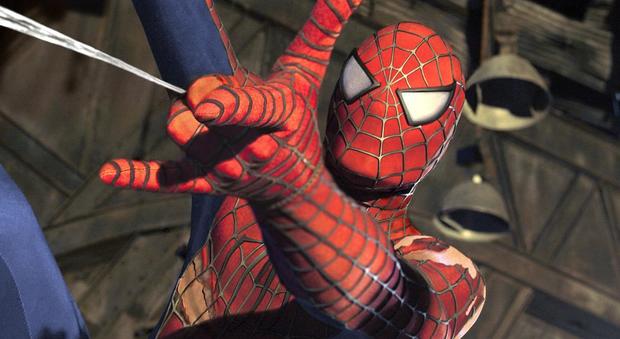 Giugliano, mascherati da Spiderman rapinano un bar in pieno centro storico