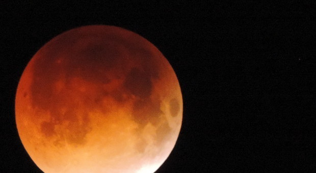 Eclissi totale il 21 gennaio, nel cielo la "Luna rossa". Ecco gli orari e come vederla