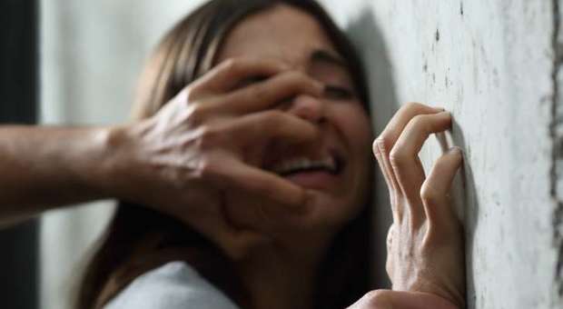 Violenza in famiglia, picchia la mamma e la sorellina: arrestato 16enne a Pozzuoli