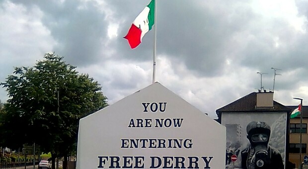 Italia-Inghilterra, una parte di Derry tifa per gli azzurri: al Bogside spuntano le bandiere tricolori