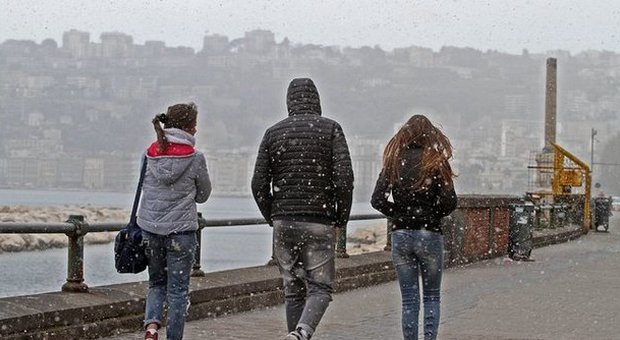 Freddo polare, nevica a Napoli: fiocchi di neve anche sul Lungomare| Foto e video