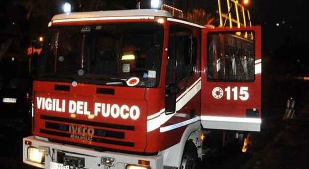 Pesaro, violento incendio nel garage di una palazzina: residenti evacuati