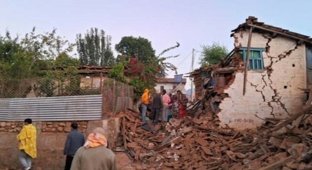 Terremoto in Nepal, forte scossa 6.4: almeno 130 morti, si scava a mani nude tra le macerie