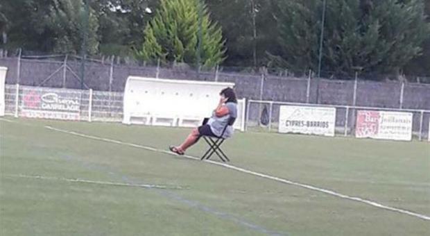Francia, donna esasperata dalle pallonate interrompe una partita della lega regionale sedendosi in mezzo al campo
