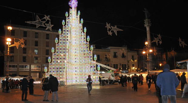Si accendono le luci, ed è festa: in piazza brilla l’albero di Natale