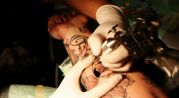 Fano, tatuaggi nel laboratorio abusivo dentro casa: maxi multe e sequestri