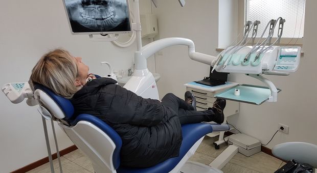 Donna denuncia dentista abusivo e gli chiede 50mila euro di danni