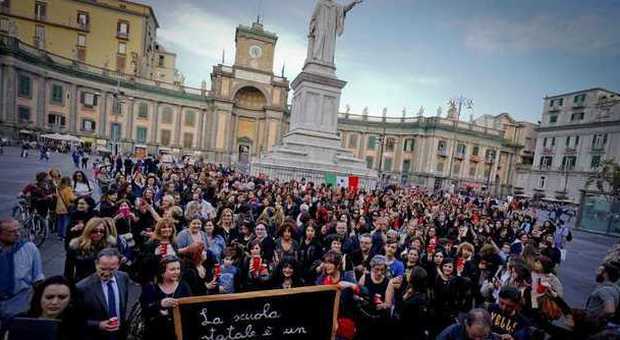Napoli. Piazza Dante, centinaia di maestre e mamme a lutto contro il Ddl scuola