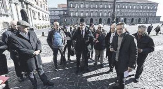 Napoli, comitati in piazza del Plebiscito: «Sbloccate i lavori della metropolitana»