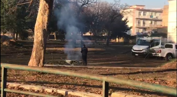 Napoli Est, operai bruciano sterpaglie nel parco di villa Letizia a Barra