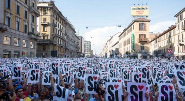 Gay Pride, il corteo per le strade di Milano. Tra le bandiere in testa anche quella greca