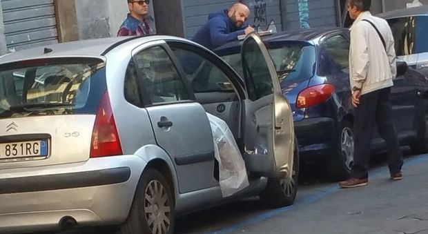 Giallo a Napoli, medico trova un cadavere nella sua auto