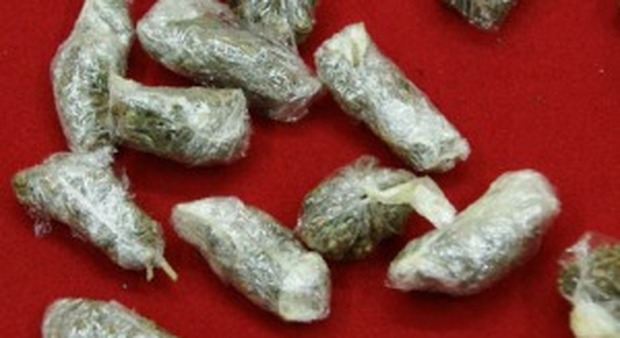Spaccio di droga: minorenne nei guai per 32 involucri di marijuana