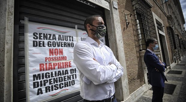 Fase 2 Roma, negozi e ristoranti restano chiusi per protesta: «Da governo misure insufficienti, è scontro sociale»