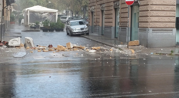 Maltempo a Palermo, nubifragio fortissimo fa crollare due balconi: dramma sfiorato