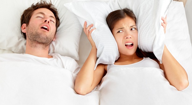 Dormite male quando cambiate letto? Ecco perché succede