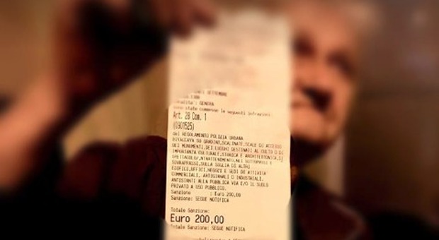 Clochard multata di 200 euro: «Infastidiva i negozianti». E sui social è polemica contro il sindaco