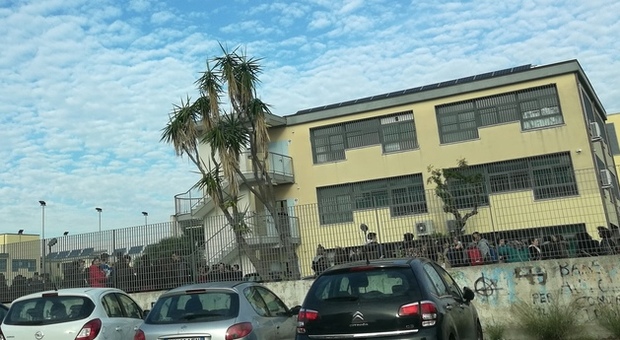 Allarme bomba al liceo De Carlo, evacuato l'istituto a Giugliano