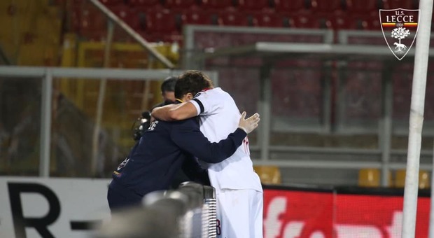 L'abbraccio delle polemiche dopo il goal di Rebic: l'Us Lecce sui social difende il raccattapalle