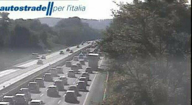 Traffico, domenica di controesodo: 5 km di coda a Trieste, incidente in A1 fra Anagni e Colleferro, bus in fiamme sulla Pontina