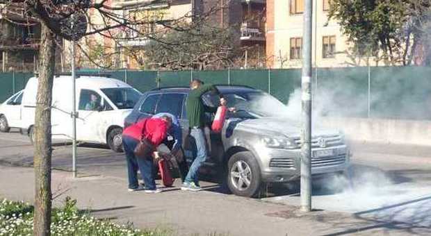 Suv prende fuoco in strada: fiamme spente con l'estintore da passanti