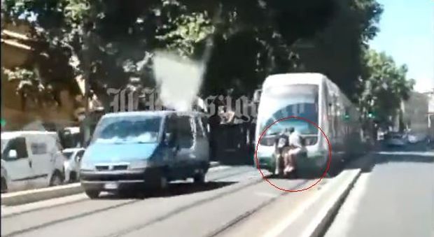 Roma, i passeggeri si attaccano al tram e girano per Trastevere