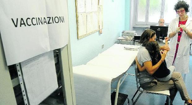 Vaccini, in Lombardia respinti 5 bambini. All'appello ne mancano ancora 300: "Sono spariti"