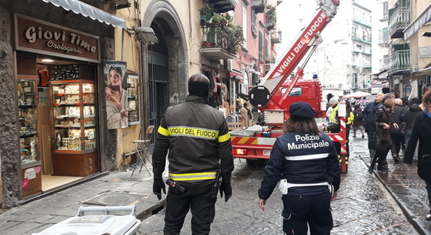 Napoli, nessun ferito ma tanta paura, arrivano i pompieri