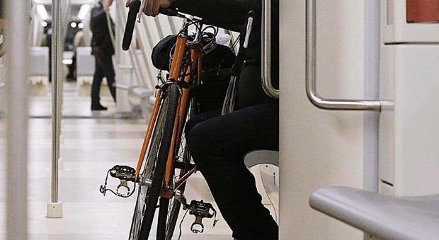 Ok alla bicicletta su metro, tram e bus in qualsiasi orario: l'annuncio della Raggi