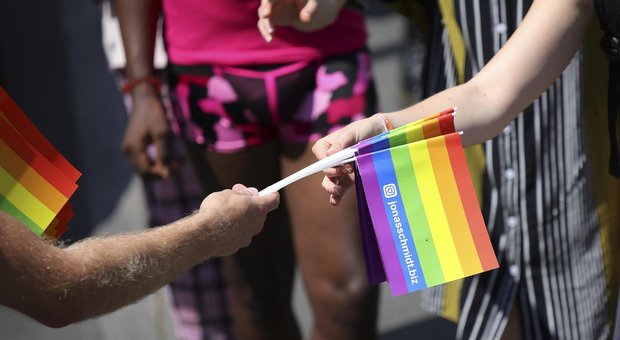 Omofobia, ragazzo gay aggredito a Pescara: mascella fratturata. Contro di lui in 7, anche una ragazza