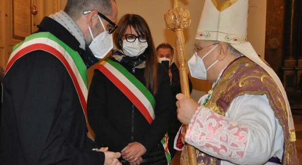 (Nella foto della Diocesi di Tna, il vescovo Giuseppe Piemontese saluta il sindaco di Terni Leonardo Latini e quello di Amelia Laura Pernazza)