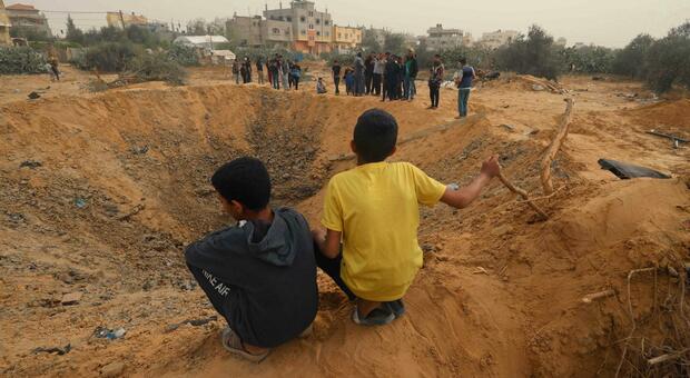 Gaza, 13enne sopravvissuto a un raid muore per il lancio di aiuti: voleva afferrare una lattina di fave