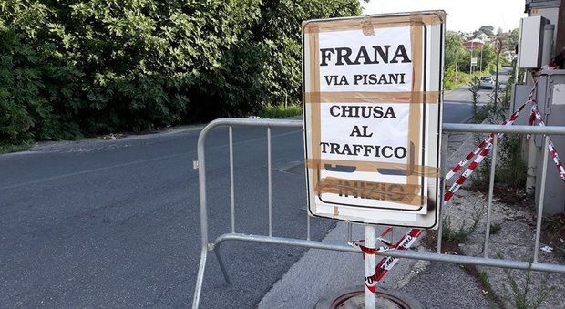 Napoli - La strada dei Pisani interdetta al traffico per frana
