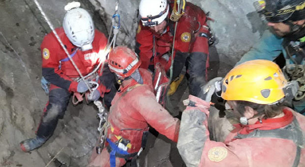 Salvata la speleologa caduta in una grotta in Sicilia. «Ferita a una gamba, ma sta bene»