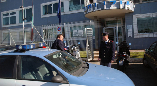 Roma, tenta il suicidio con il gas di scarico dell'auto: salvato 73enne dalla polizia