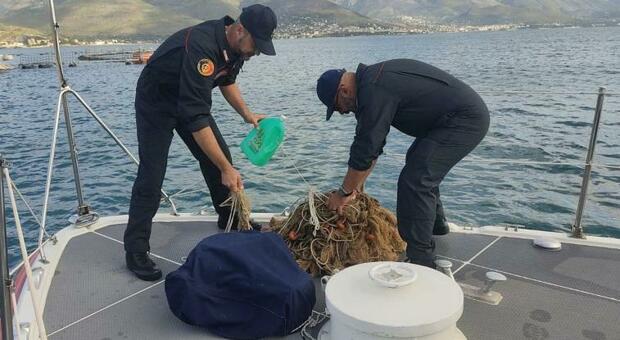 Rete da pesca illegale nel porto di Gaeta, scatta il sequestro da parte dei carabinieri