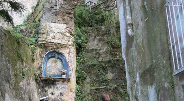 Sorrento, si stacca una pietra dall'arco di De Sica: turista sfiorata e strada chiusa