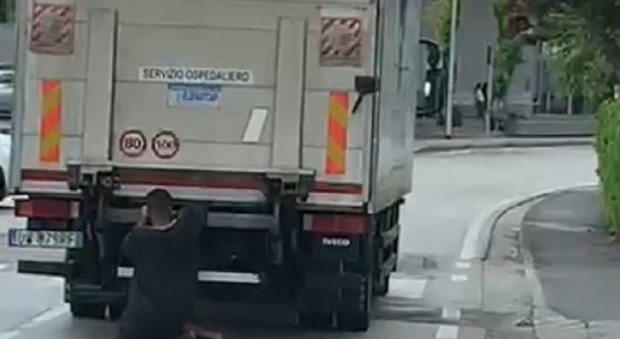 Aggrappato a un camion, ecco l'ultimo folle video del marocchino che ha sparato al vigile
