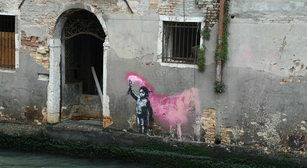 "Il bambino migrante" di Banksy da salvare a Venezia. La proprietà dell'edificio: «Noi ci siamo»