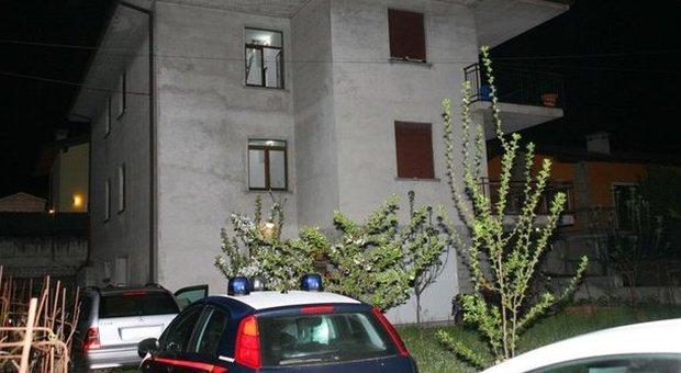 Brescia, tragedia in casa dopo una lite: uomo uccide la moglie a coltellate e ferisce la figlia che voleva difenderla