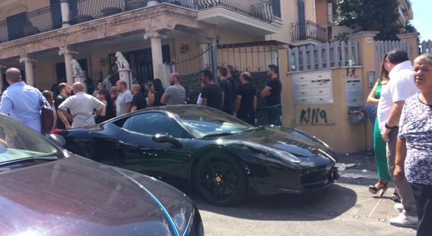 Roma, Ferrari nera e lancio di petali al funerale Casamonica