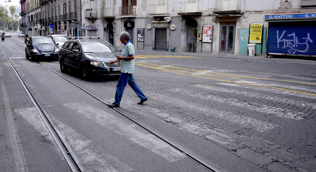 Napoli, attraversamenti pericolosi nella città delle strisce fantasma