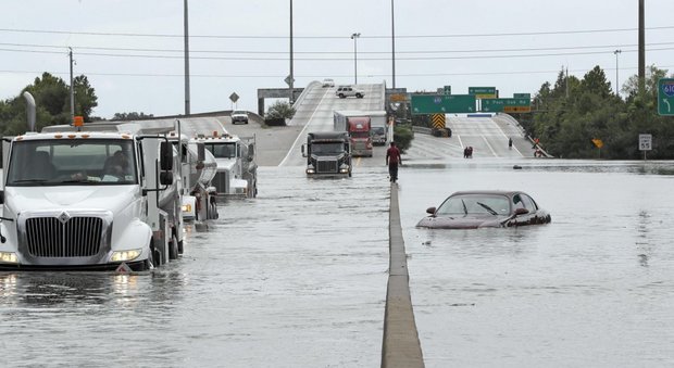 Uragano Harvey, 5 morti nel Texas per gli allagamenti. Le piogge continueranno per giorni