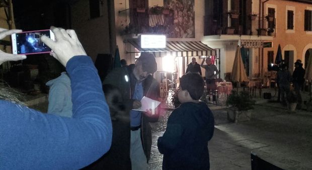 Rieti, Greccio è un set cinematografico Rovazzi degusta le specialità locali e Zingaretti-Montalbano si presta ai selfie e agli abbracci con i fans