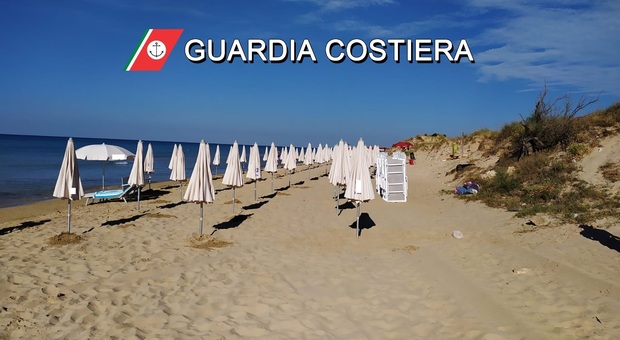 Pescoluse, la spiaggia torna libera: sequestrati 200 ombrelloni abusivi