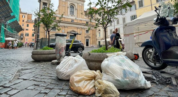 Cartoline con vista rifiuti, i monumenti circondati: turisti costretti allo slalom tra buste di spazzatura e mini-discariche
