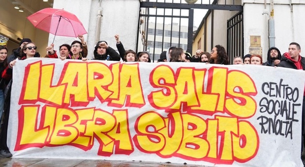 «Ilaria Salis libera subito»: gli attivisti del Centro sociale Rivolta occupano il consolato ungherese a Venezia