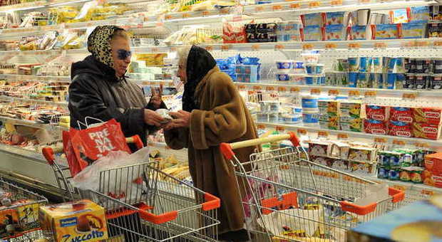 Due donne in un supermercato