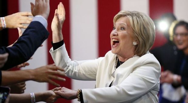 Hillary Clinton stringe le mani dei sostenitori