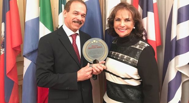 L'ambasciatrice dominicana premia il medico Sosa per la sua attività in Italia